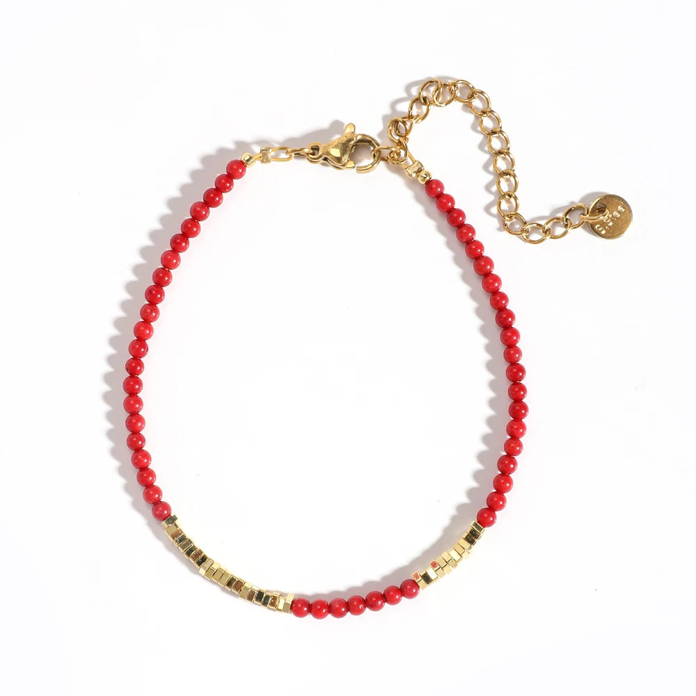 Rode en goudkleurige koraalarmband