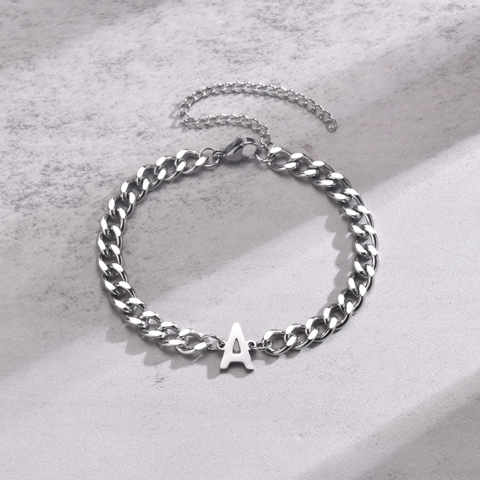 Gedraaide initiaalarmband a