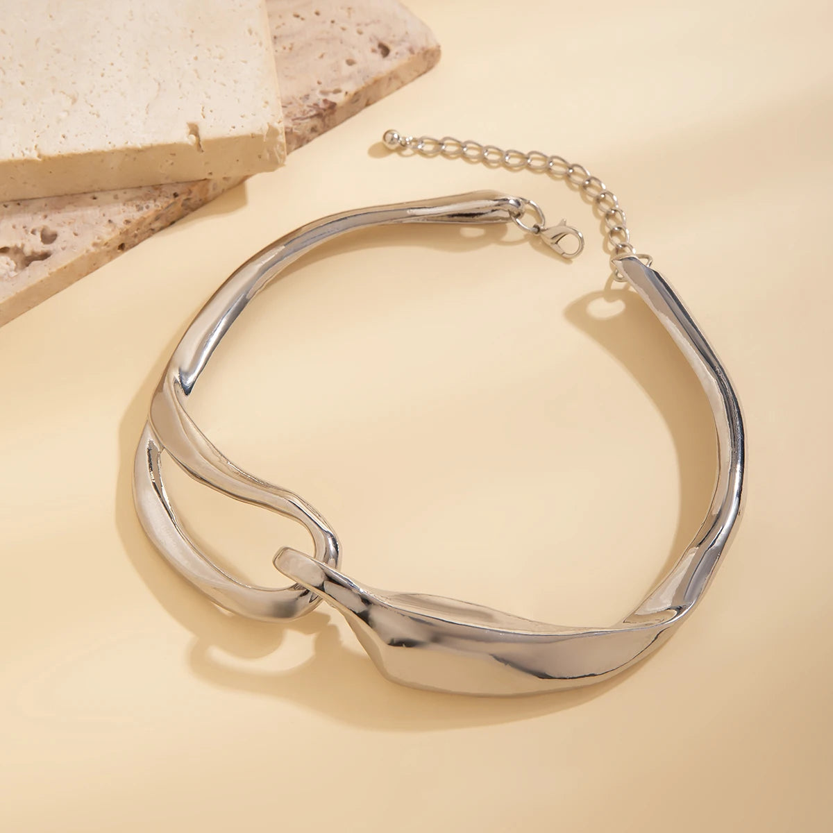 Ketting met gedurfde geometrische textuur 