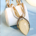 Collier avec Grand Pendentif de Style Ethnique beige
