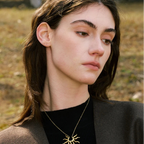 Collier avec grand pendentif demi-soleil aux rayons ondulés 