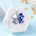 Ketting met grote klavervormige hanger met vier harten in donkerblauw gekleurde kristallen