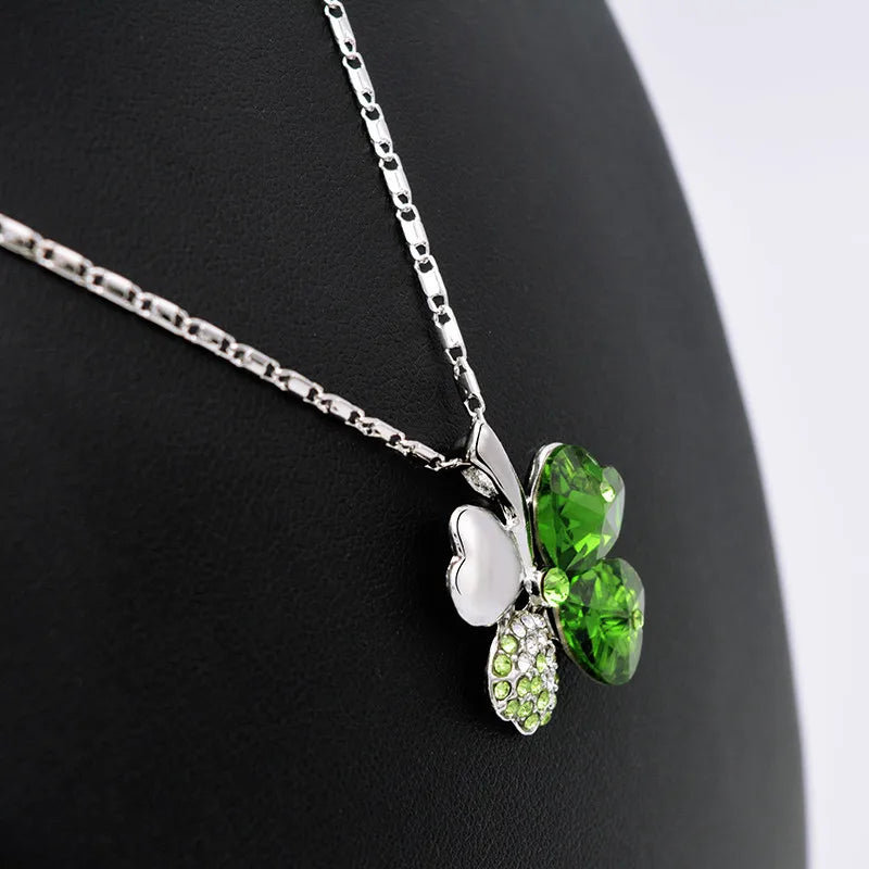 Ketting met grote klavervormige hanger met vier harten in groen gekleurde kristallen