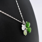 Ketting met grote klavervormige hanger met vier harten in groen gekleurde kristallen