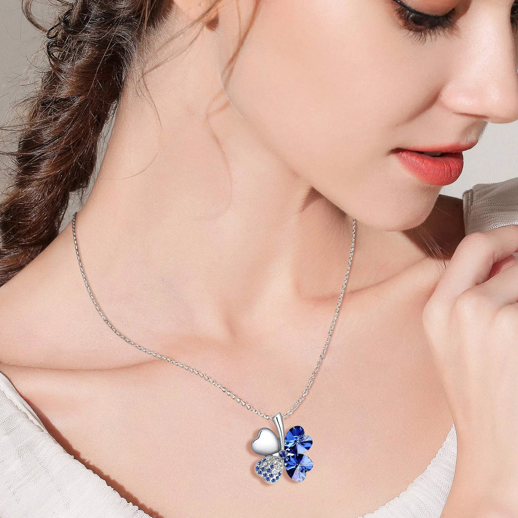 Ketting met grote klavervormige hanger met vier harten in donkerblauw gekleurde kristallen