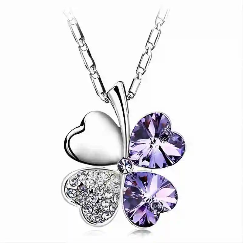 Ketting met grote klavervormige hanger met vier harten in paars gekleurde kristallen