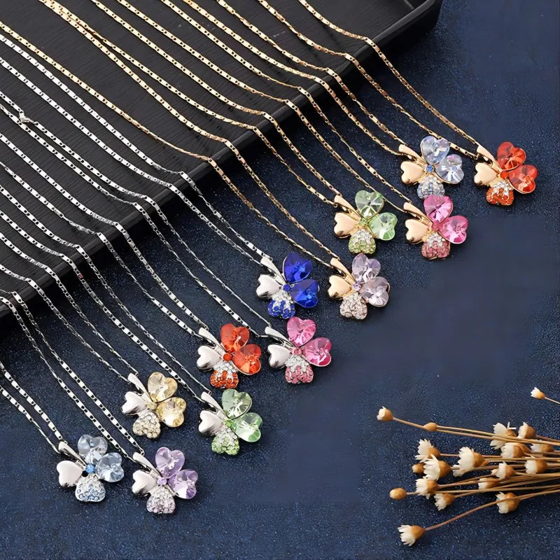 Ketting met grote klavervormige hanger met vier harten in gekleurde kristallen