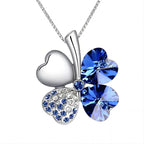 Ketting met grote klavervormige hanger met vier harten in donkerblauw gekleurde kristallen