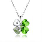 Ketting met grote klavervormige hanger met vier harten in groen gekleurde kristallen