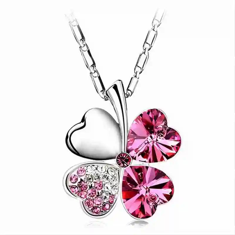 Ketting met grote klavervormige hanger met vier harten in roze gekleurde kristallen