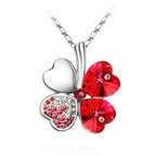 Ketting met grote klavervormige hanger met vier harten in rood gekleurde kristallen