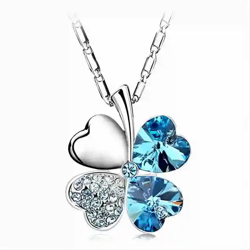 Ketting met grote klavervormige hanger met vier harten in blauw gekleurde kristallen