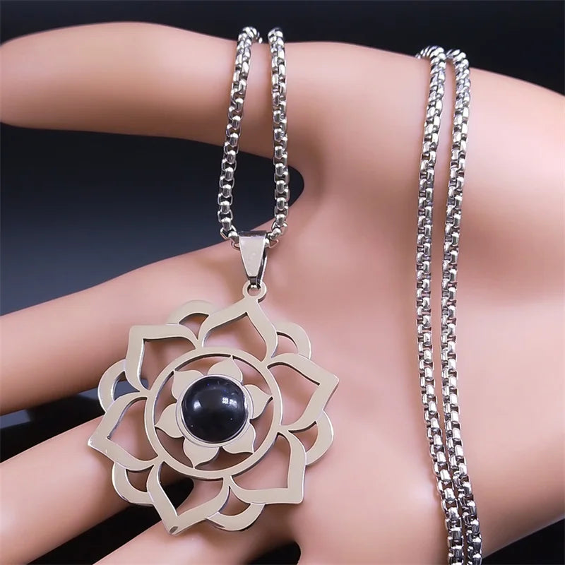 Collier avec Joli Pendentif Fleur de Lotus 