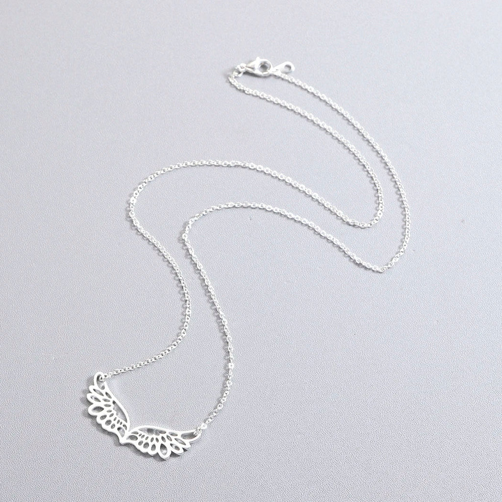 Halsketting met grote hanger in de vorm van engelenvleugels in zilver