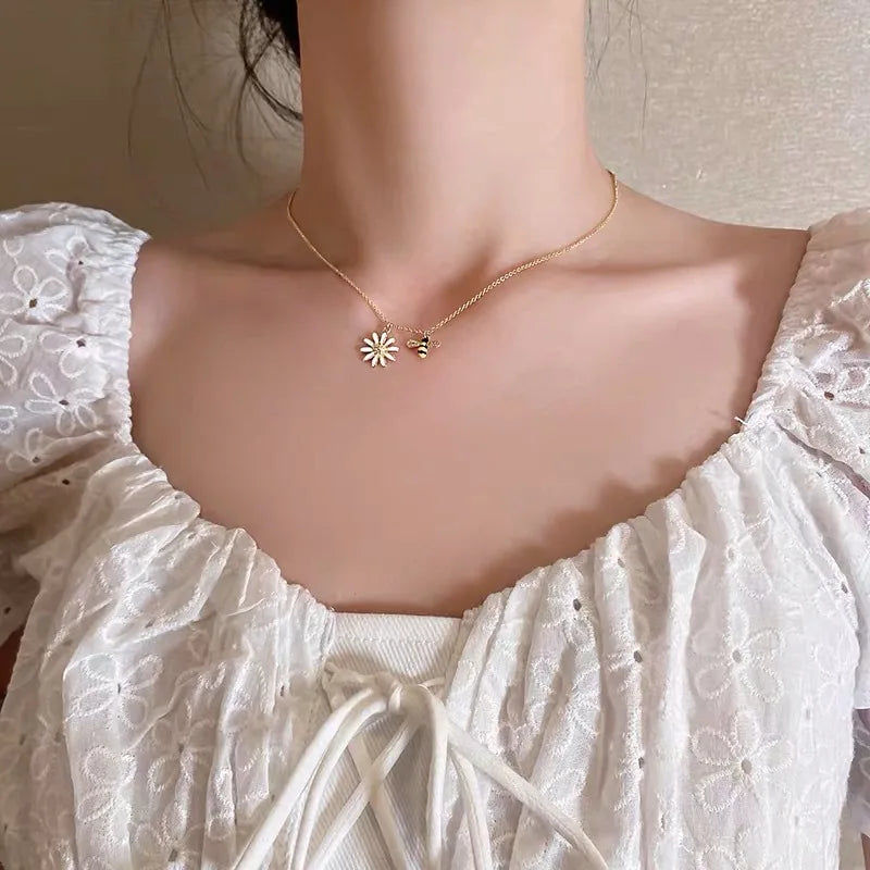 Halsketting met bijenhanger en madeliefje