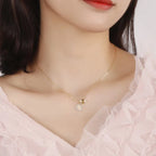 Halsketting met bijenhanger en madeliefje