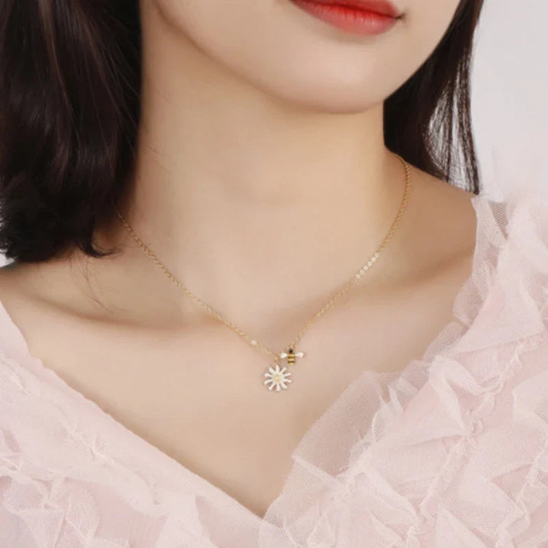 Halsketting met bijenhanger en madeliefje