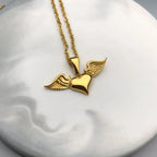 Halsketting met hanger van engelenvleugels en hart