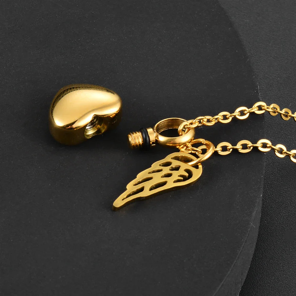 Urnenketting met hanger van engelenvleugels en hart