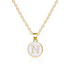 Halsketting met witte hanger initiaal n