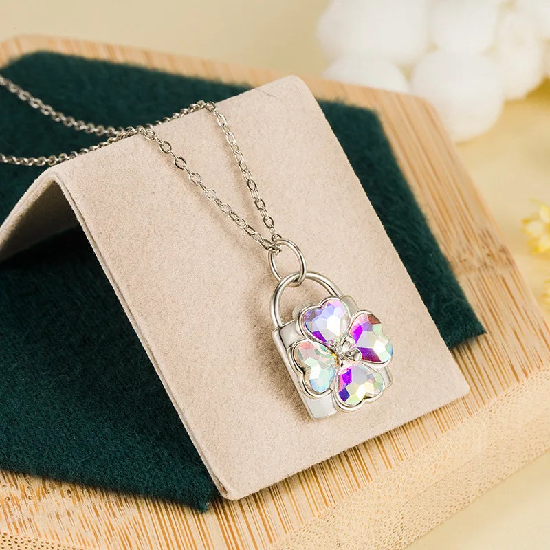 Ketting met hangslot-hanger met sprankelende klavertjevier
