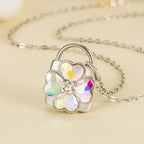 Ketting met hangslot-hanger met sprankelende klavertjevier