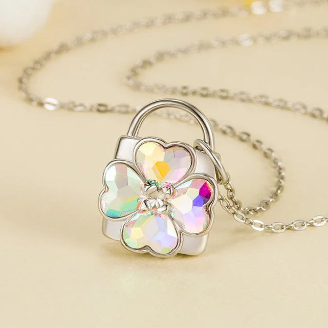 Ketting met hangslot-hanger met sprankelende klavertjevier