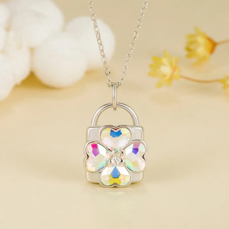 Ketting met hangslot-hanger met sprankelende klavertjevier