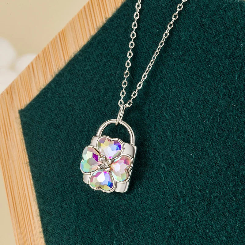 Ketting met hangslot-hanger met sprankelende klavertjevier