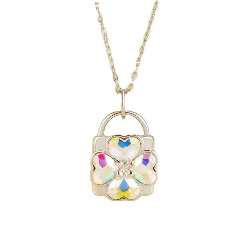 Ketting met hangslot-hanger met sprankelende klavertjevier