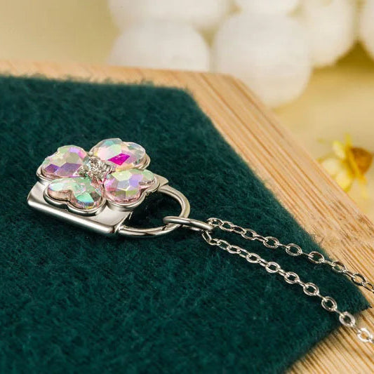 Ketting met hangslot-hanger met sprankelende klavertjevier