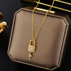 Halsketting met hanger van sleutel en slot in goud