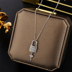 Halsketting met hanger van sleutel en slot in zilver