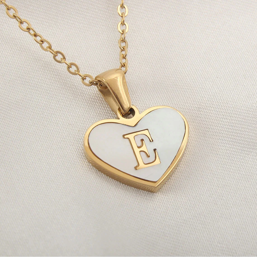 Halsketting met witte hartvormige hanger initiale e
