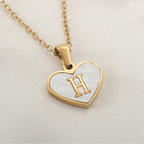 Halsketting met witte hartvormige hanger initiale h