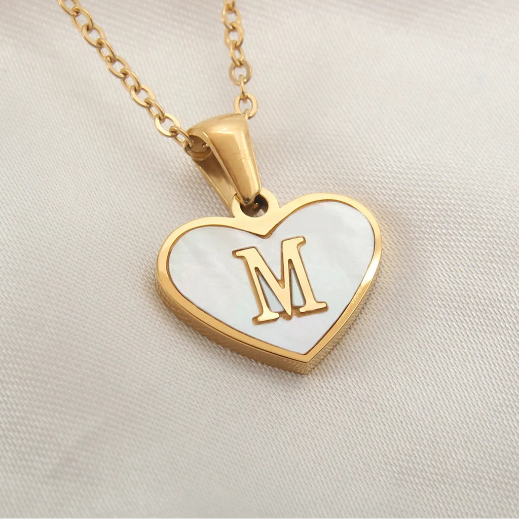 Halsketting met witte hartvormige hanger initiale m