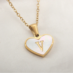 Halsketting met witte hartvormige hanger initiale v