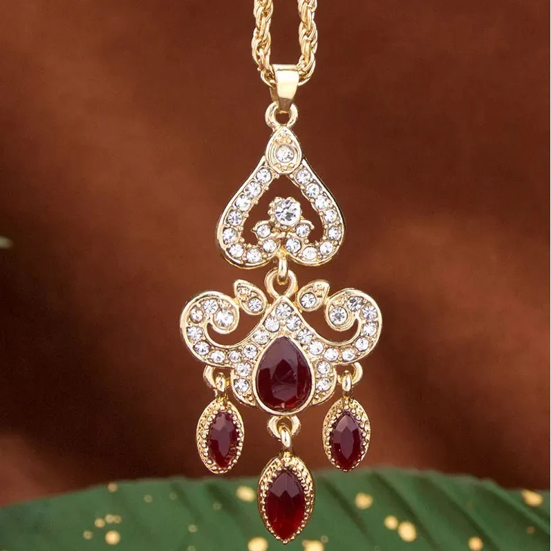 Ketting met traditioneel Arabisch rood gekleurd hangertje
