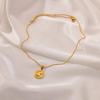 Collier avec pendentif croissant de lune et étoile sertie d'un zircon bleu