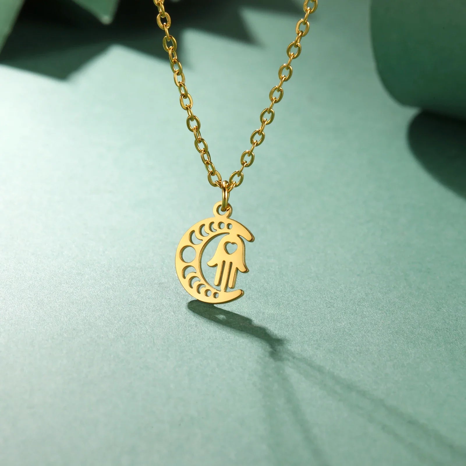 Ketting met islamitische hanger halve maan en Arabische Fatma-hand in goud