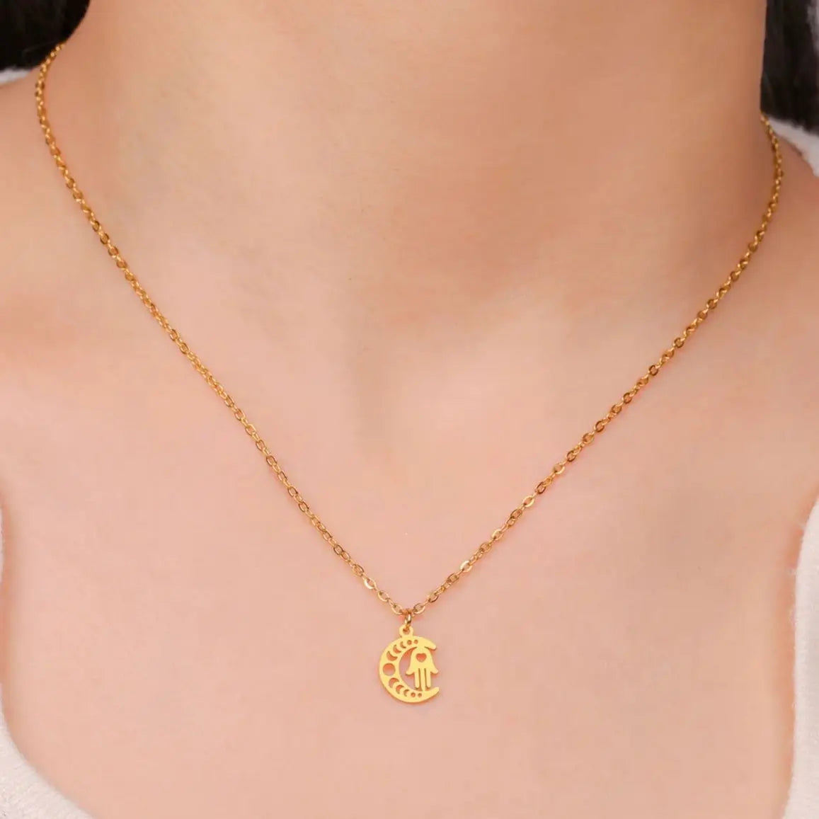 Ketting met islamitische hanger halve maan en Arabische Fatma-hand in goud