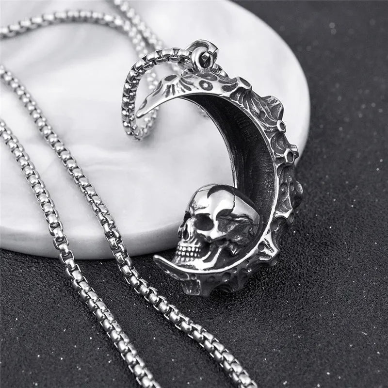 Collier avec Pendentif Croissant de Lune et Tête de Mort