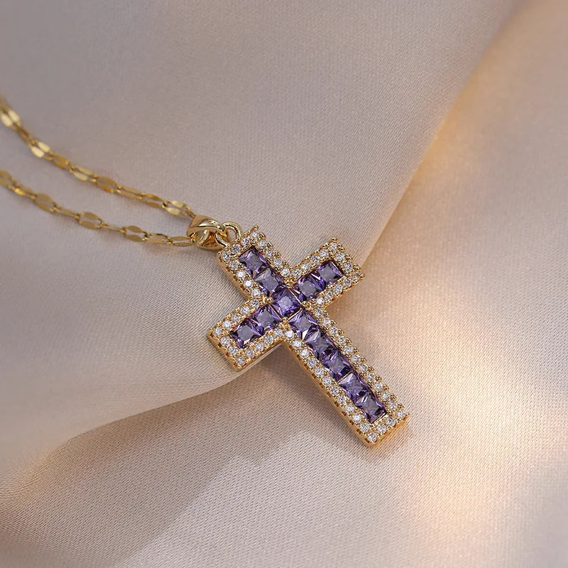 Collier avec Pendentif Croix Chrétienne en Zircon C