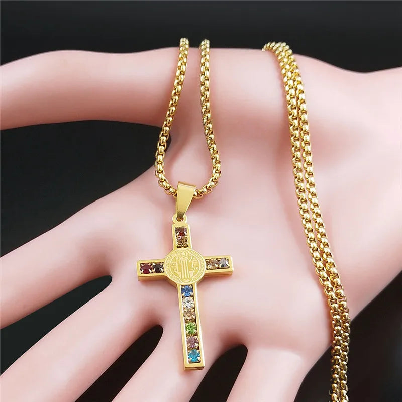 Halsketting met meerkleurige Sint-Benedictus kruis hanger in goud
