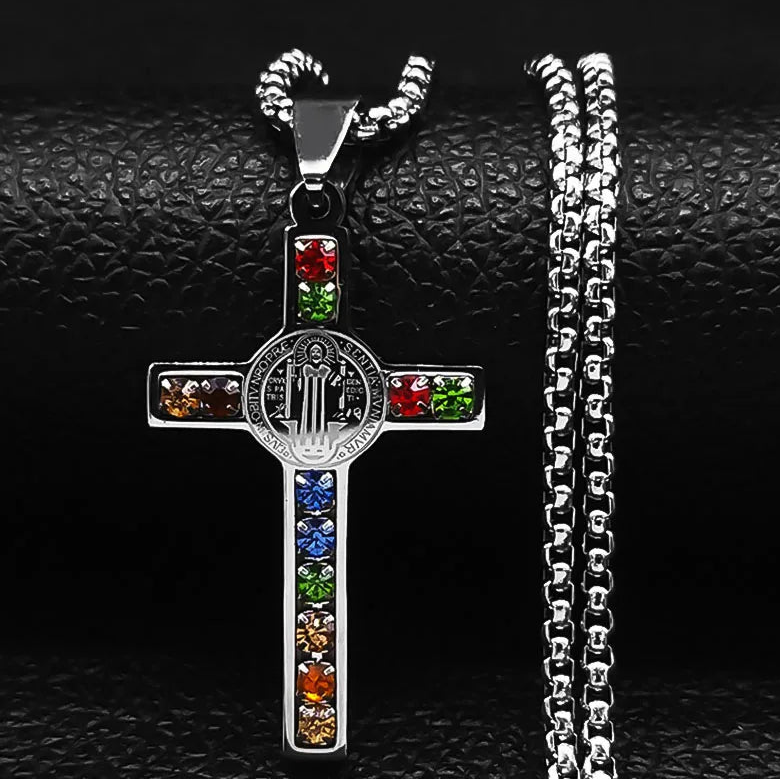 Halsketting met meerkleurige Sint-Benedictus kruis hanger in zilver