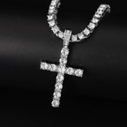 Halsketting met zilverkleurige kruis hanger