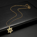 Ketting met kruis- en <span data-glossary-id="etoile_de_david">Davidster</span>-hanger, orthodox-joodse symbolen in goud