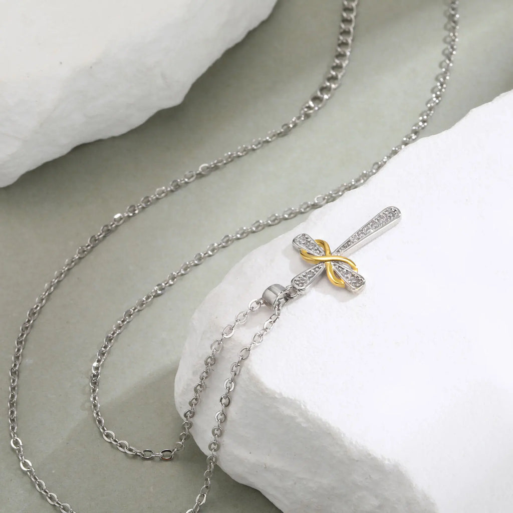 Ketting met hanger in de vorm van een kruis en tweekleurig oneindigheidssymbool