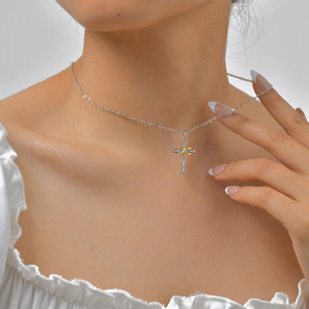 Ketting met hanger in de vorm van een kruis en tweekleurig oneindigheidssymbool