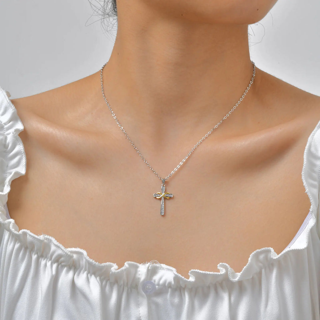 Ketting met hanger in de vorm van een kruis en tweekleurig oneindigheidssymbool